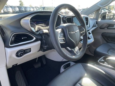 Used 2024 Chrysler Pacifica Touring-L image 9