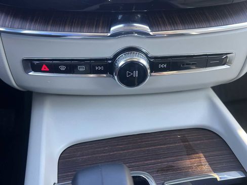 Used 2022 Volvo XC60 B5 Momentum w/ Advanced Package image 9