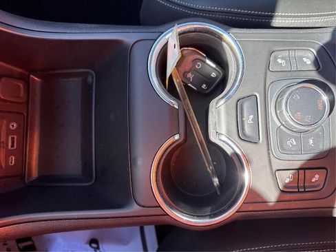 Used 2022 GMC Terrain SLT w/ Infotainment Package II image 23