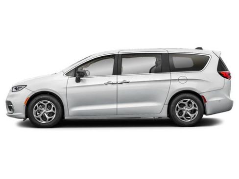 Used 2024 Chrysler Pacifica Limited image 2