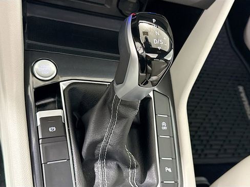 Used 2024 Volkswagen Tiguan SE R-Line image 17