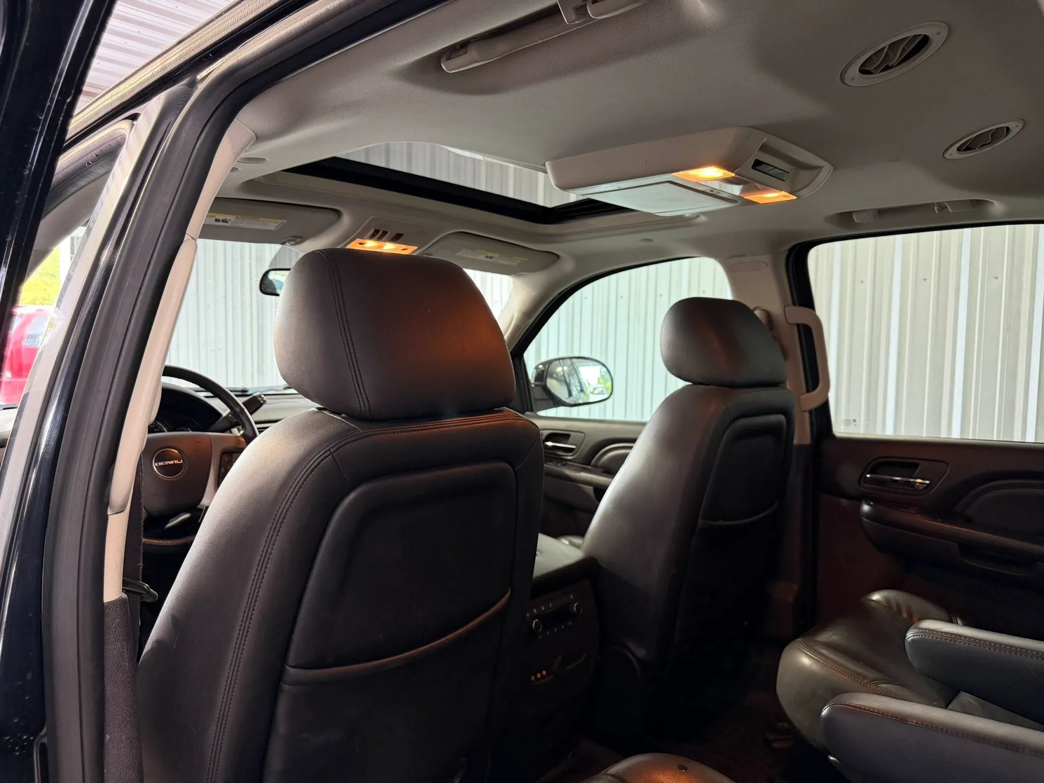 Used 2011 GMC Yukon Denali RWD image 14
