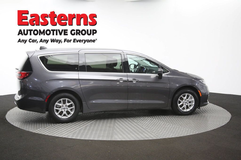 Used 2023 Chrysler Pacifica Touring-L FWD image 47