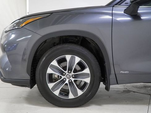 Used 2024 Toyota Highlander XLE AWD/4WD image 18