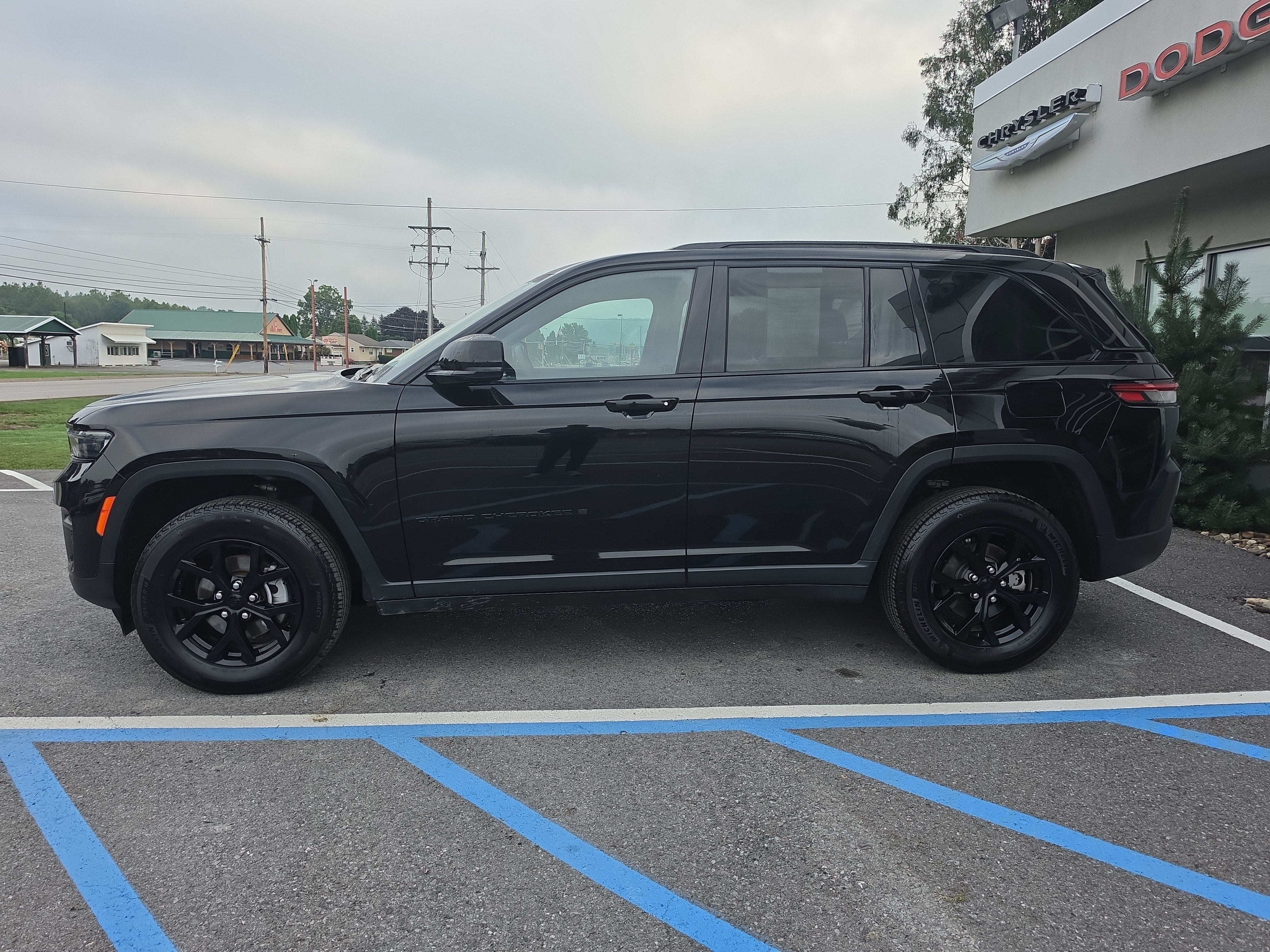 Used 2025 Jeep Grand Cherokee Altitude AWD/4WD image 7