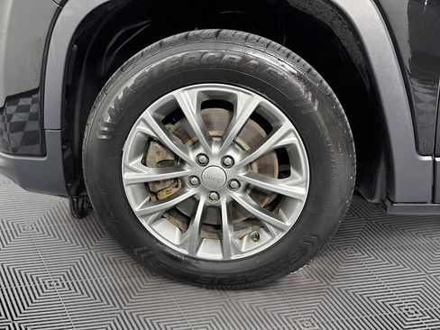 Used 2020 Jeep Cherokee Latitude Plus FWD image 29