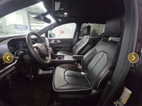 Used 2025 Chrysler Pacifica Limited w/ Trailer Tow Group FWD image 8