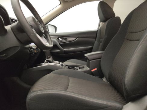 Used 2017 Nissan Rogue SV w/ SV Family Package FWD image 17