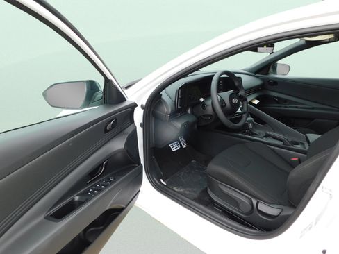Used 2025 Hyundai Elantra Sport image 9