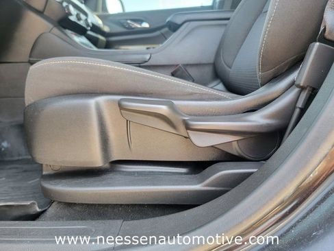 Used 2022 GMC Acadia SLE w/ LPO, Floor Liner Package FWD image 18
