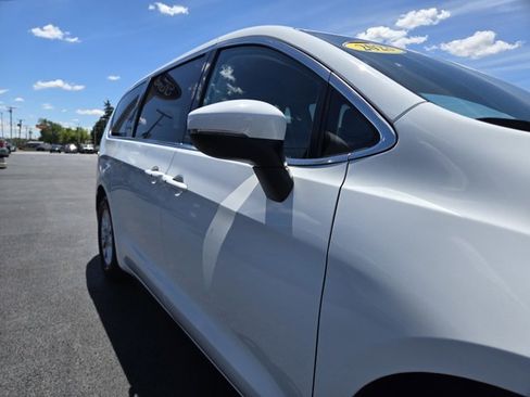 Used 2023 Chrysler Pacifica Touring-L FWD image 46