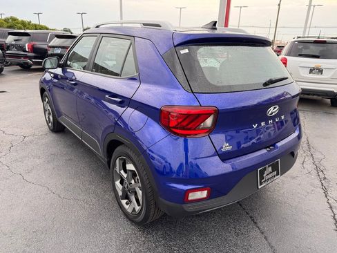 Used 2022 Hyundai Venue SEL FWD image 3