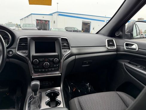 Used 2020 Jeep Grand Cherokee Laredo AWD/4WD image 15