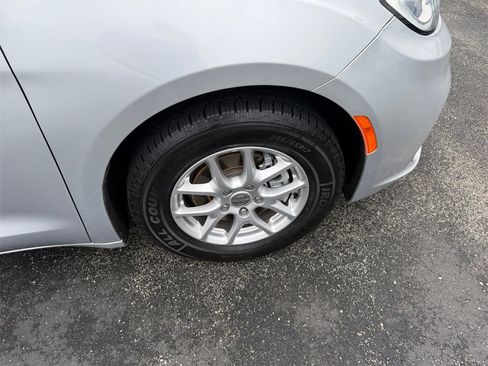 Used 2023 Chrysler Pacifica Touring-L image 30