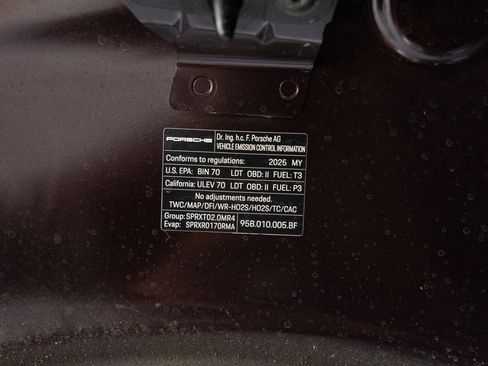 Certified 2025 Porsche Macan AWD/4WD image 41