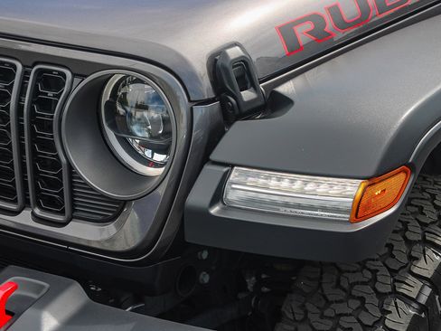 Used 2025 Jeep Wrangler Unlimited Rubicon AWD/4WD image 5