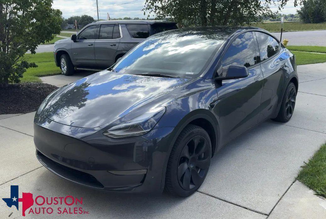 Used 2024 Tesla Model Y Long Range AWD/4WD image 1