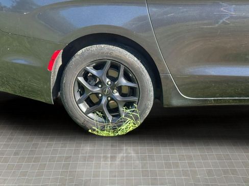 Used 2018 Chrysler Pacifica Touring-L Plus image 14