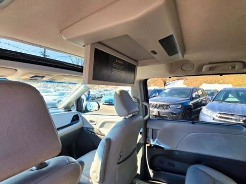 Used 2017 Toyota Sienna XLE Premium w/ Cargo Management Package image 29
