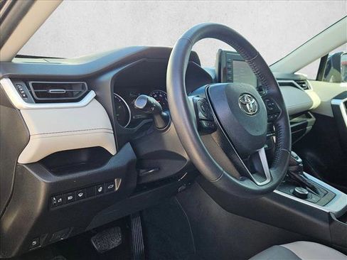 Used 2021 Toyota RAV4 XLE Premium image 10