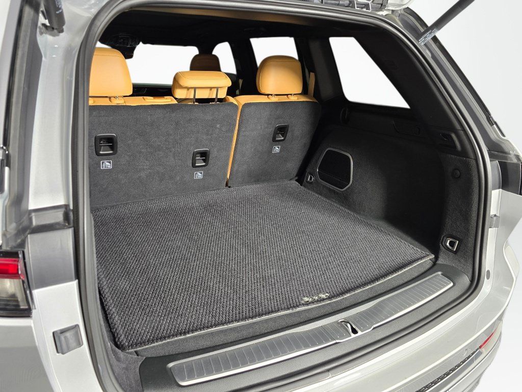 Used 2023 Jeep Grand Cherokee Summit w/ Rear Seat Video Group I AWD/4WD image 15