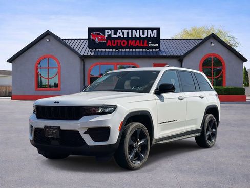 Used 2023 Jeep Grand Cherokee Altitude image 2