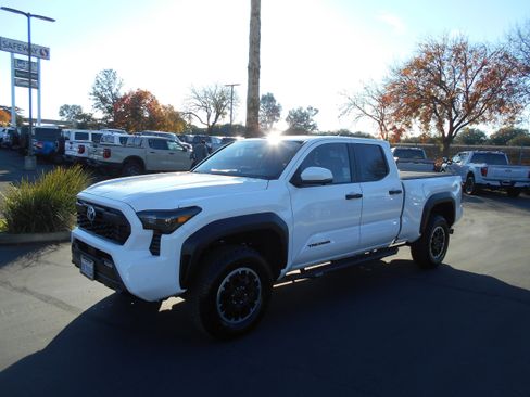 Used 2024 Toyota Tacoma Leather image 1