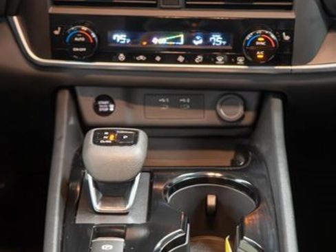 Used 2025 Nissan Rogue SV w/ SV Premium Package image 18