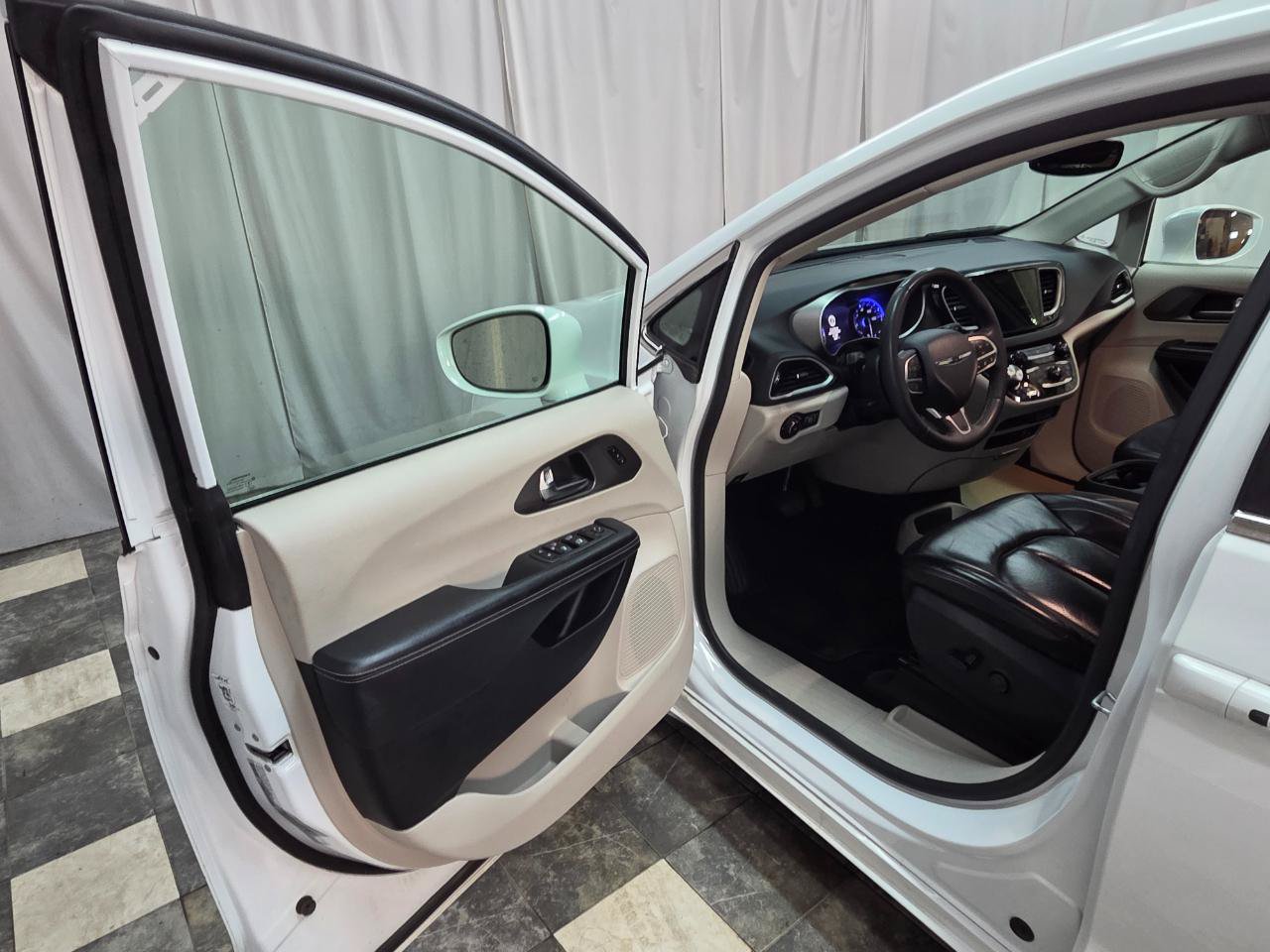 Used 2022 Chrysler Pacifica Touring-L FWD image 9