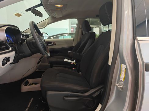 Used 2020 Chrysler Voyager L FWD image 7