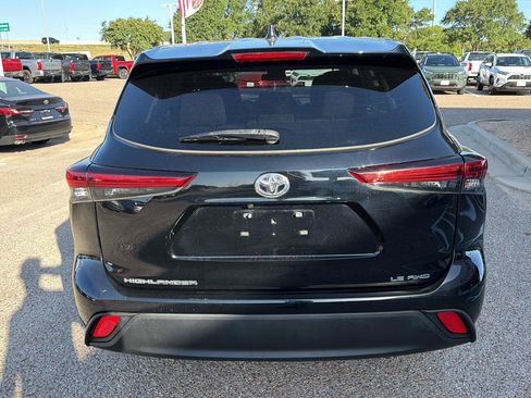 Used 2023 Toyota Highlander LE AWD/4WD image 4