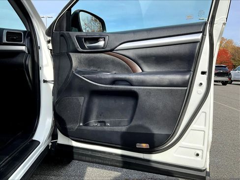 Used 2019 Toyota Highlander XLE image 12