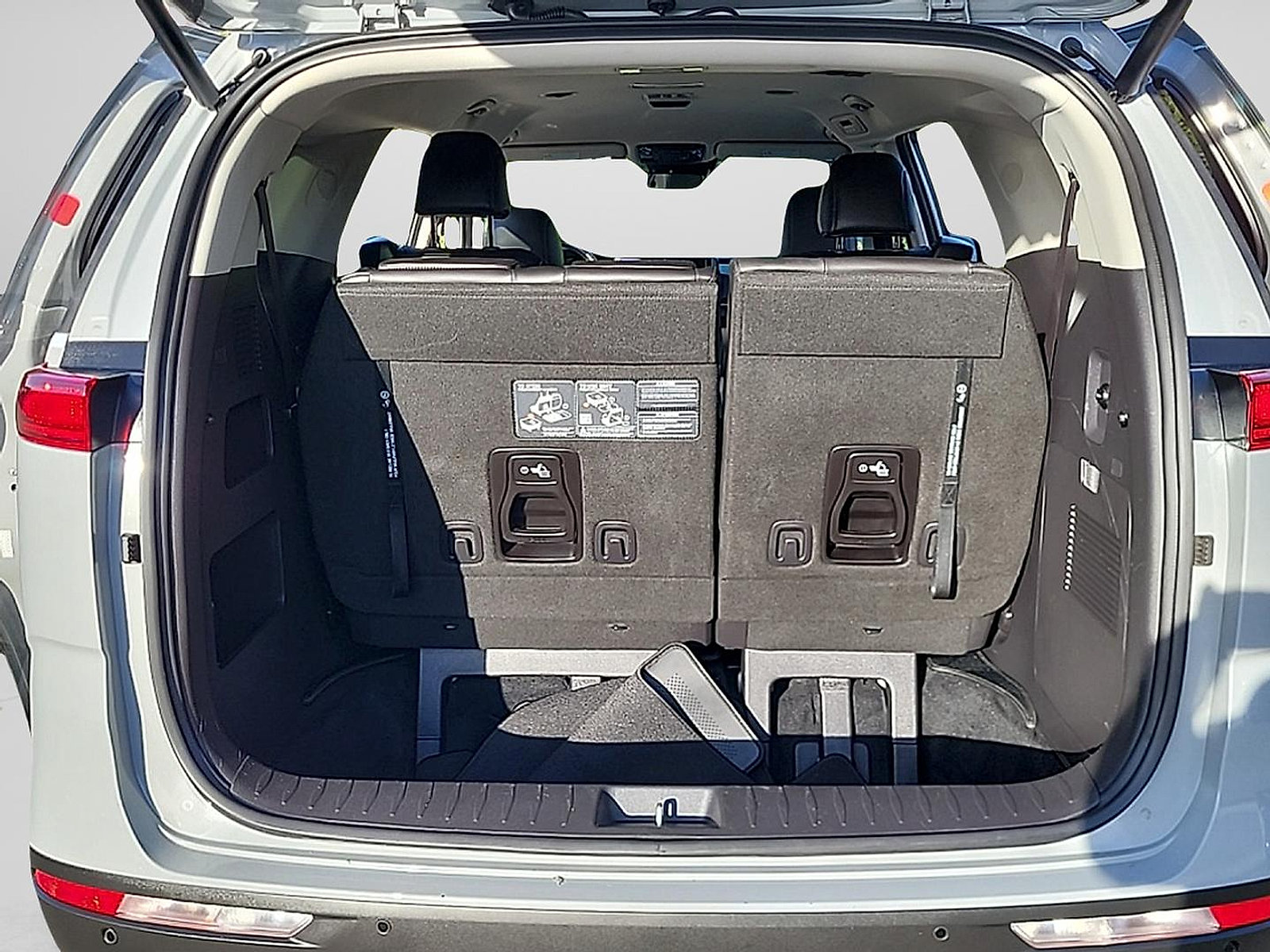 Used 2024 Kia Carnival EX FWD image 28