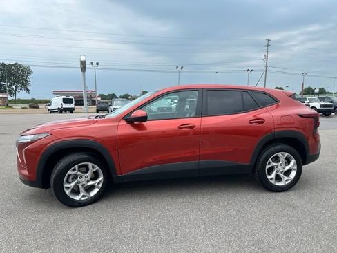 Used 2024 Chevrolet Trax LS w/ LS Convenience Package FWD image 26