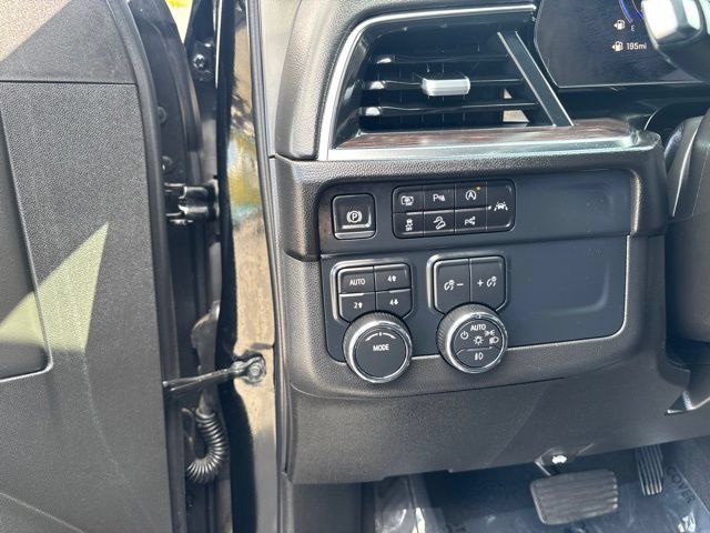 Used 2025 Chevrolet Suburban Z71 AWD/4WD image 14