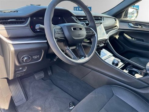 Certified 2023 Jeep Grand Cherokee Altitude image 11