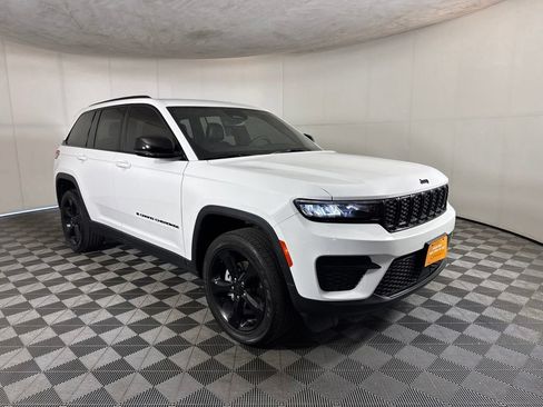 Certified 2023 Jeep Grand Cherokee Altitude AWD/4WD image 3