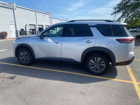 Certified 2024 Nissan Pathfinder SV FWD image 7