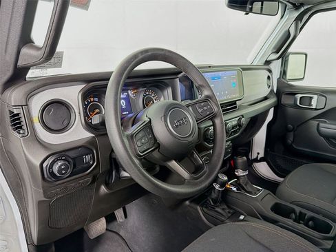 Used 2024 Jeep Gladiator Sport AWD/4WD image 9