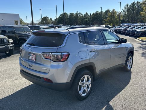 Used 2024 Jeep Compass Latitude image 7