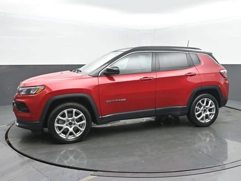 Used 2025 Jeep Compass Limited AWD/4WD image 2