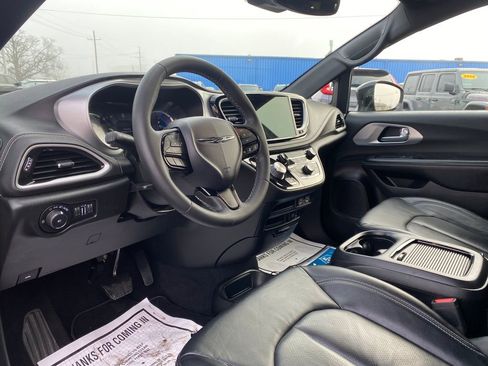 Used 2022 Chrysler Pacifica Touring-L w/ S Appearance Package image 10