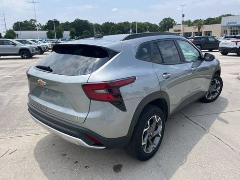 Used 2025 Chevrolet Trax LT w/ LT Convenience Package FWD image 8