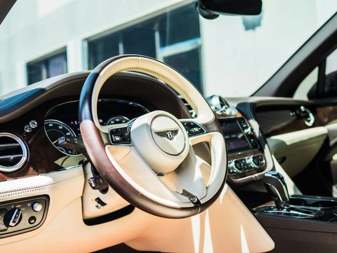 Used 2018 Bentley Bentayga AWD/4WD image 12
