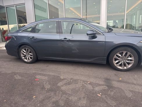 Used 2019 Toyota Avalon XLE image 2