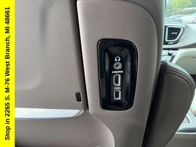 Used 2017 Chrysler Pacifica Touring-L Plus FWD image 21