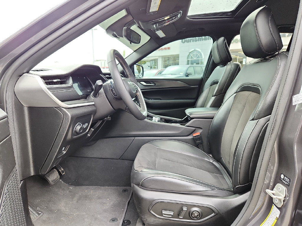 Used 2023 Jeep Grand Cherokee Altitude AWD/4WD image 11