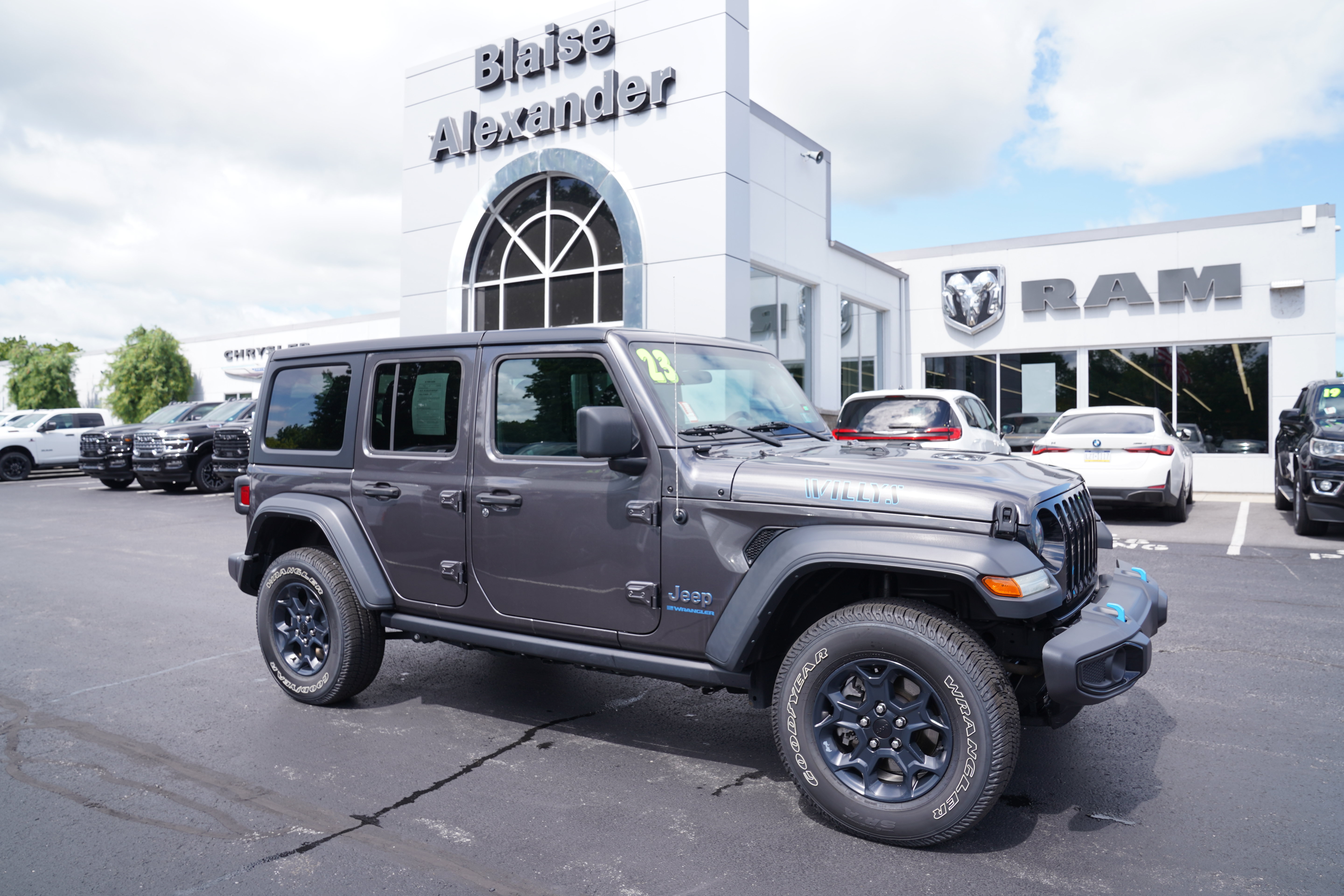 Used 2023 Jeep Wrangler Unlimited w/ Cold Weather Group AWD/4WD image 1