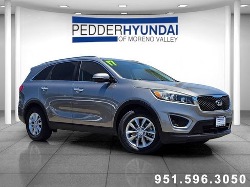Used 2017 Kia Sorento FWD image 1