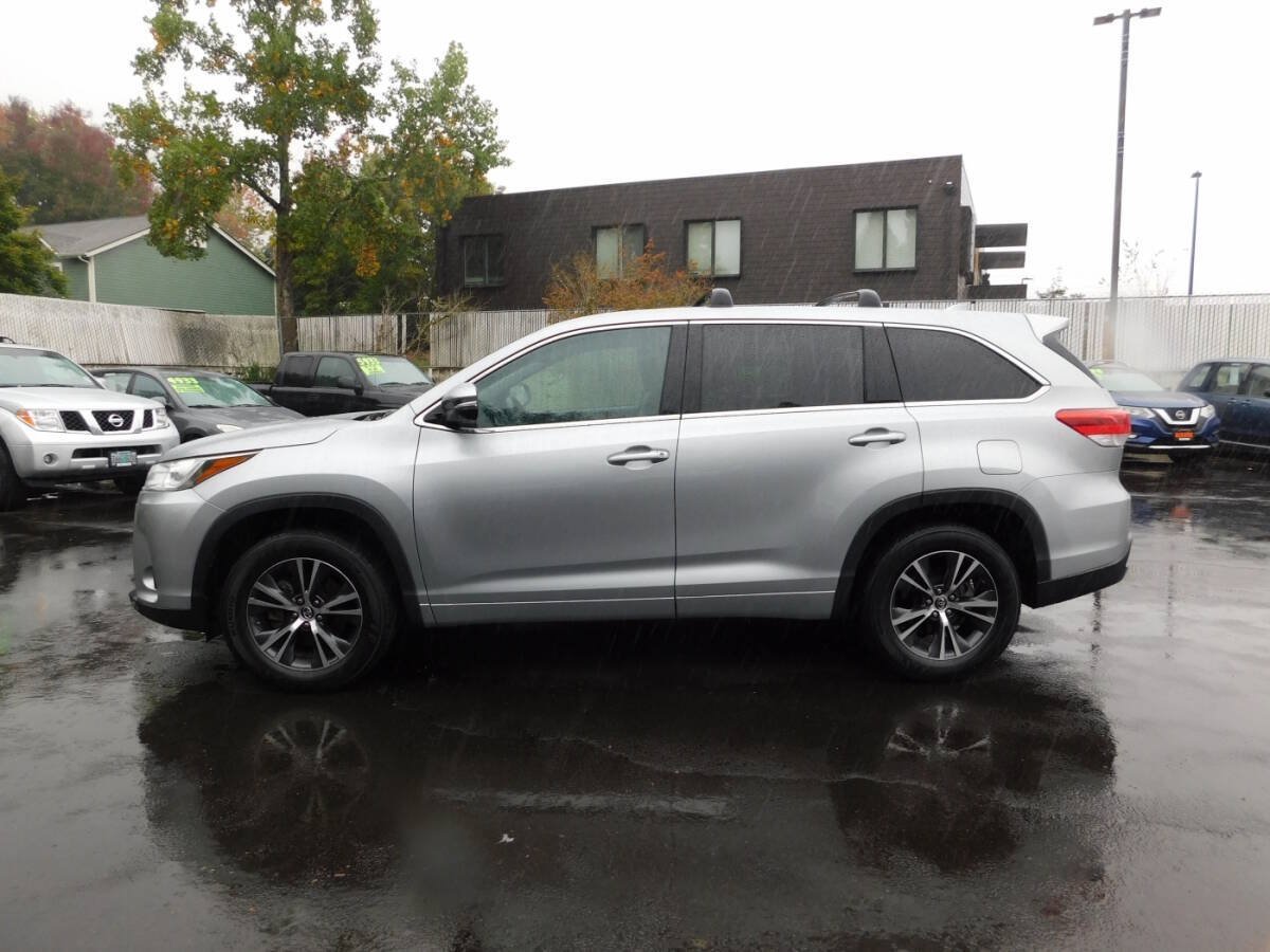 Used 2017 Toyota Highlander Plus w/ Carpet Mat Package FWD image 24